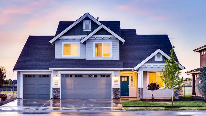 Målare applicerar färg på vägg inomhus