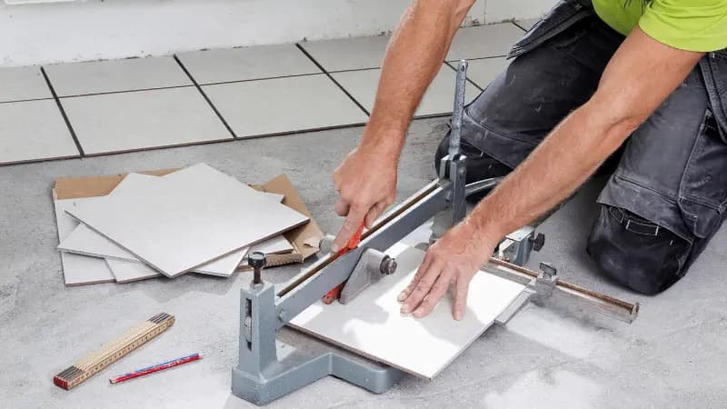 Snickare bygger trädäck/altan