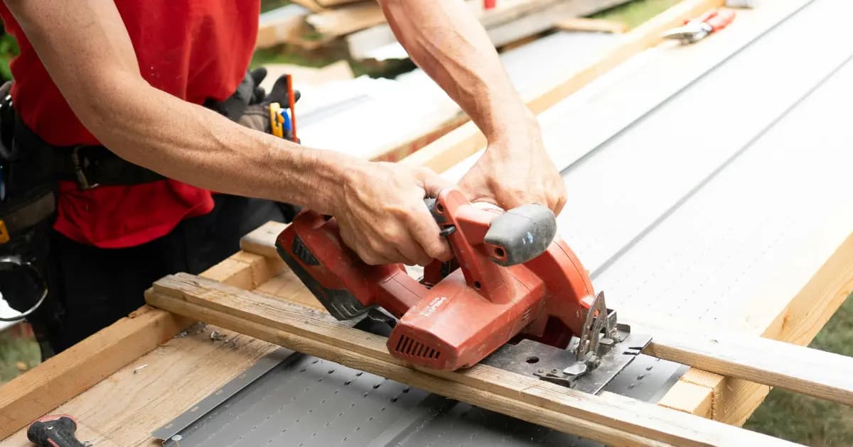 Snickare arbetar med trä och verktyg