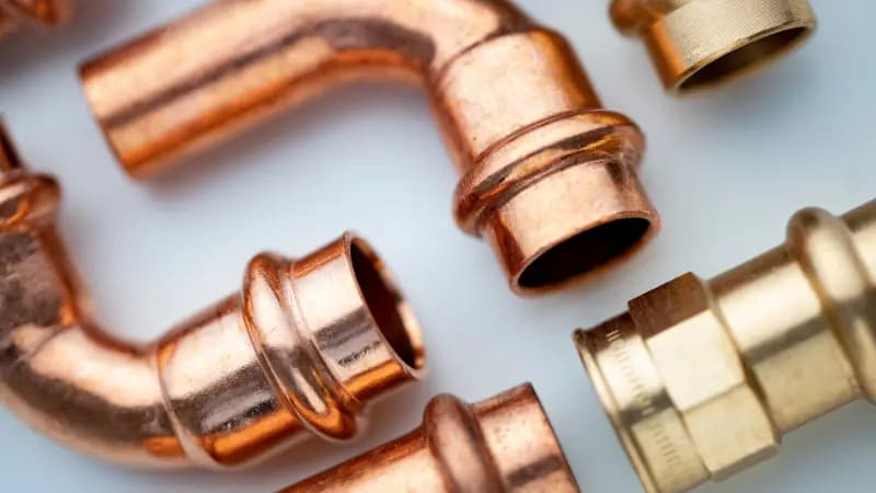 Rörmokare installerar WC