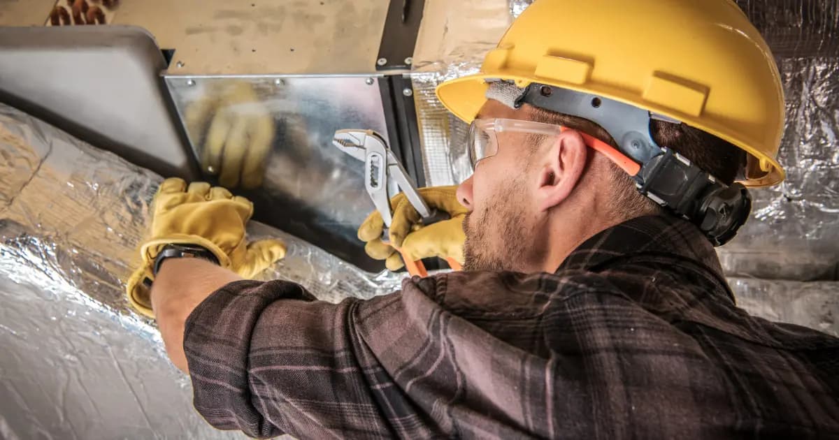 VVS-hantverkare arbetar med rör i badrum